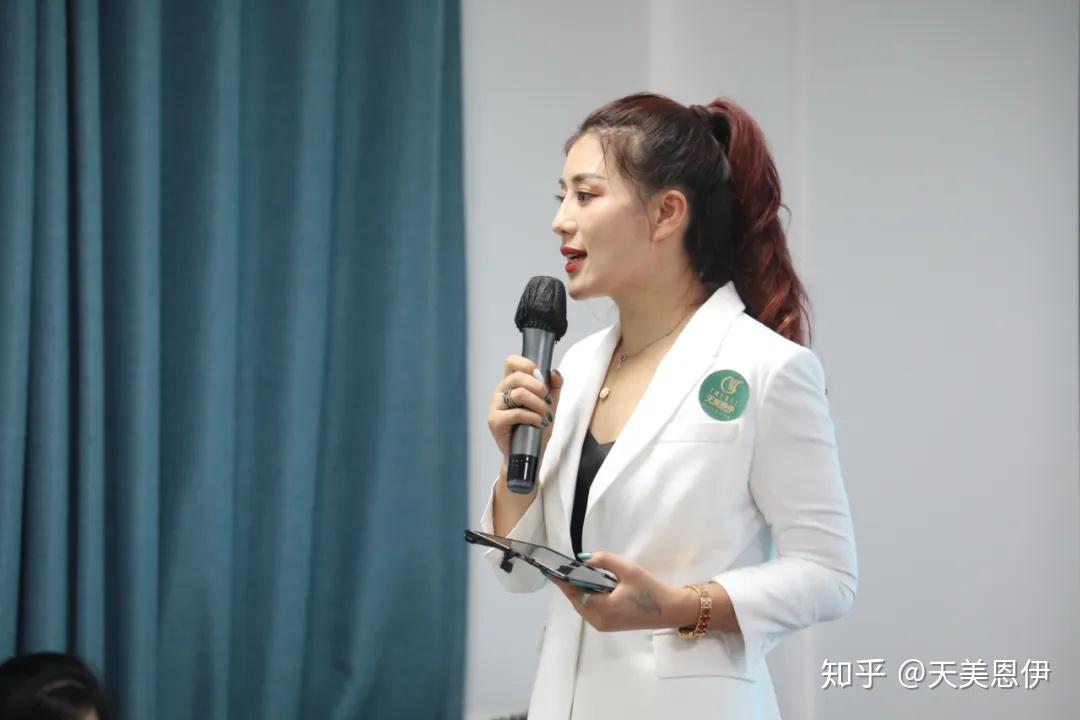 "天美恩伊创始人孙冰女士参加本次密训课并为学员介绍品牌理念.