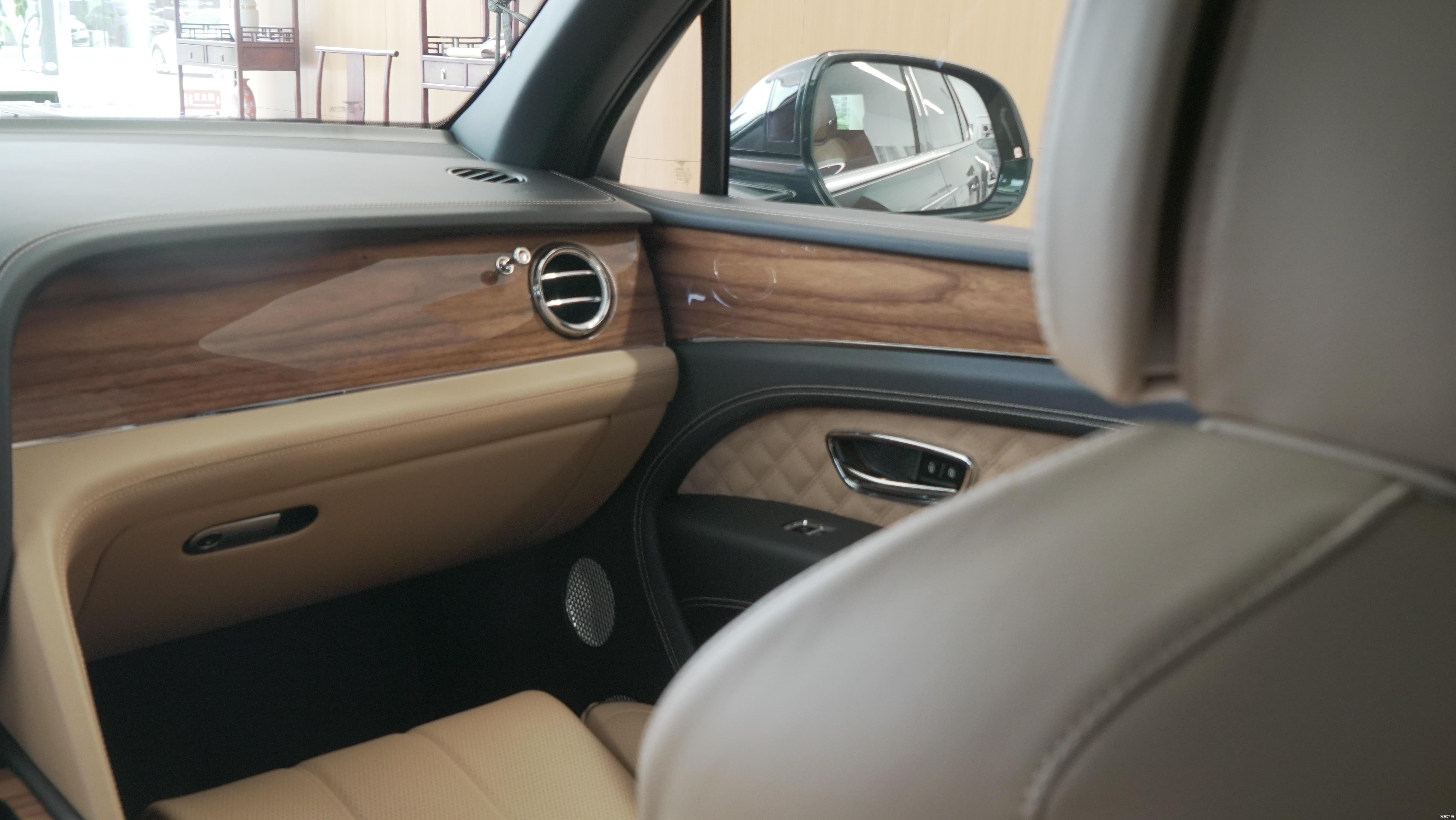 卡宴揽胜车主换车为数不多的选择实拍宾利新添越