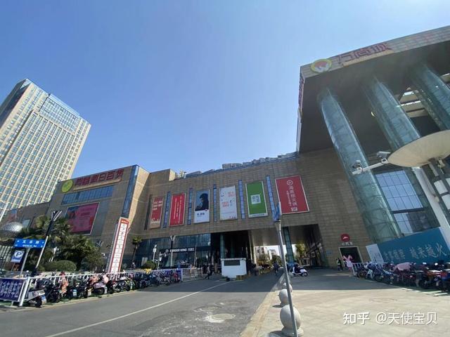 但在2017年的时候两座商业直接合并成同曦假日百货万尚城,形成经营