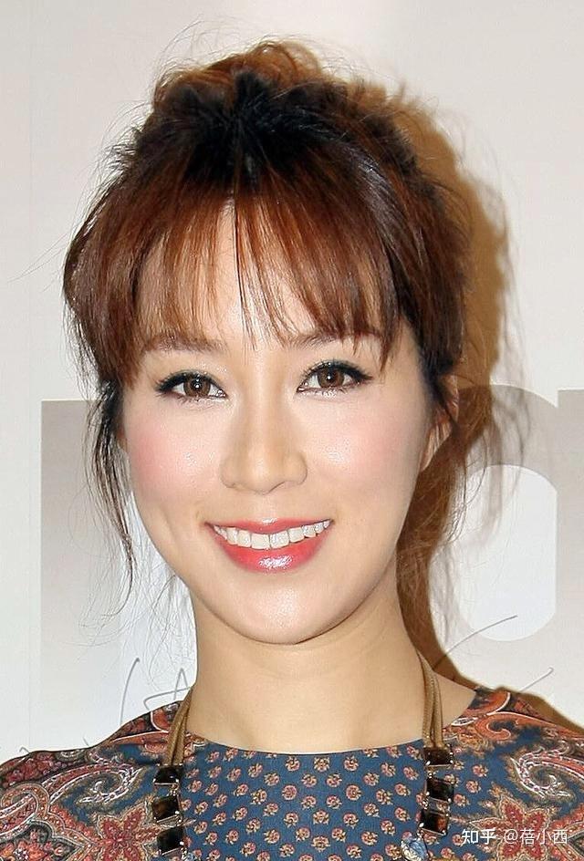 徐子淇真是阔太界典范,穿拼色连衣裙扎丸子头,气质高贵美成焦点