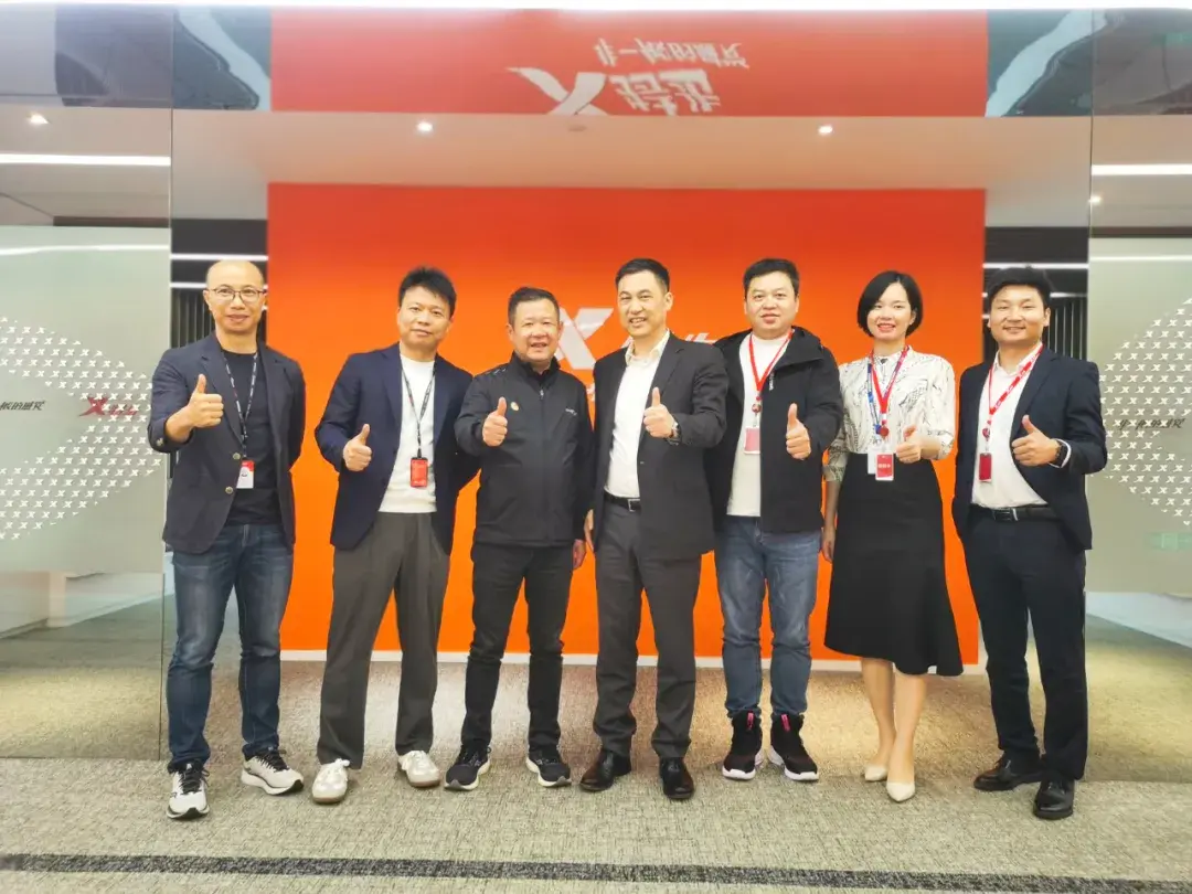 厦门分公司副总经理江选萍,交付中心经理袁博,特步集团董事长丁水波