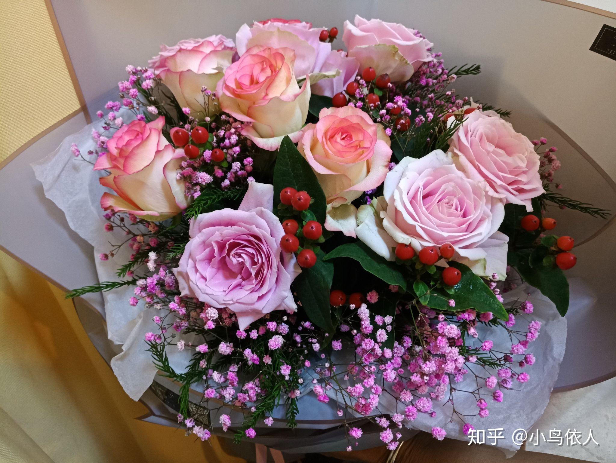 女人生完孩子从产房出来的那一刻,她老公送她一束玫瑰花,女人会很感动