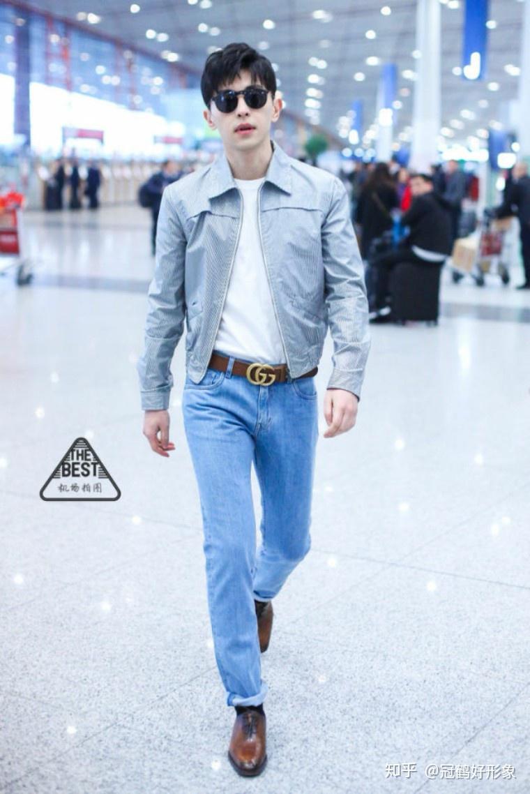 像邓伦这样用牛仔裤配皮鞋也不是不可以,只是袜子和鞋子颜色看上去不