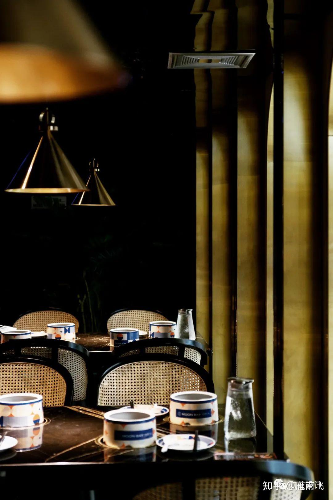 设计有范 | 郑杰&李艾 × 杰艾设计 / 月半湾餐厅