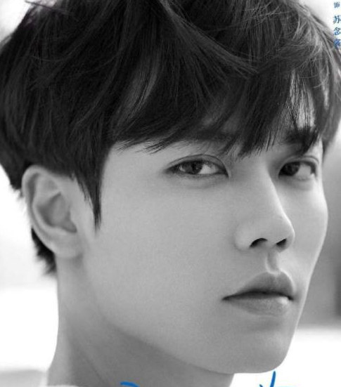 俊彦(林彦俊本文简称)特别好看,直刘海更着重凸显了,迷人的大眼睛