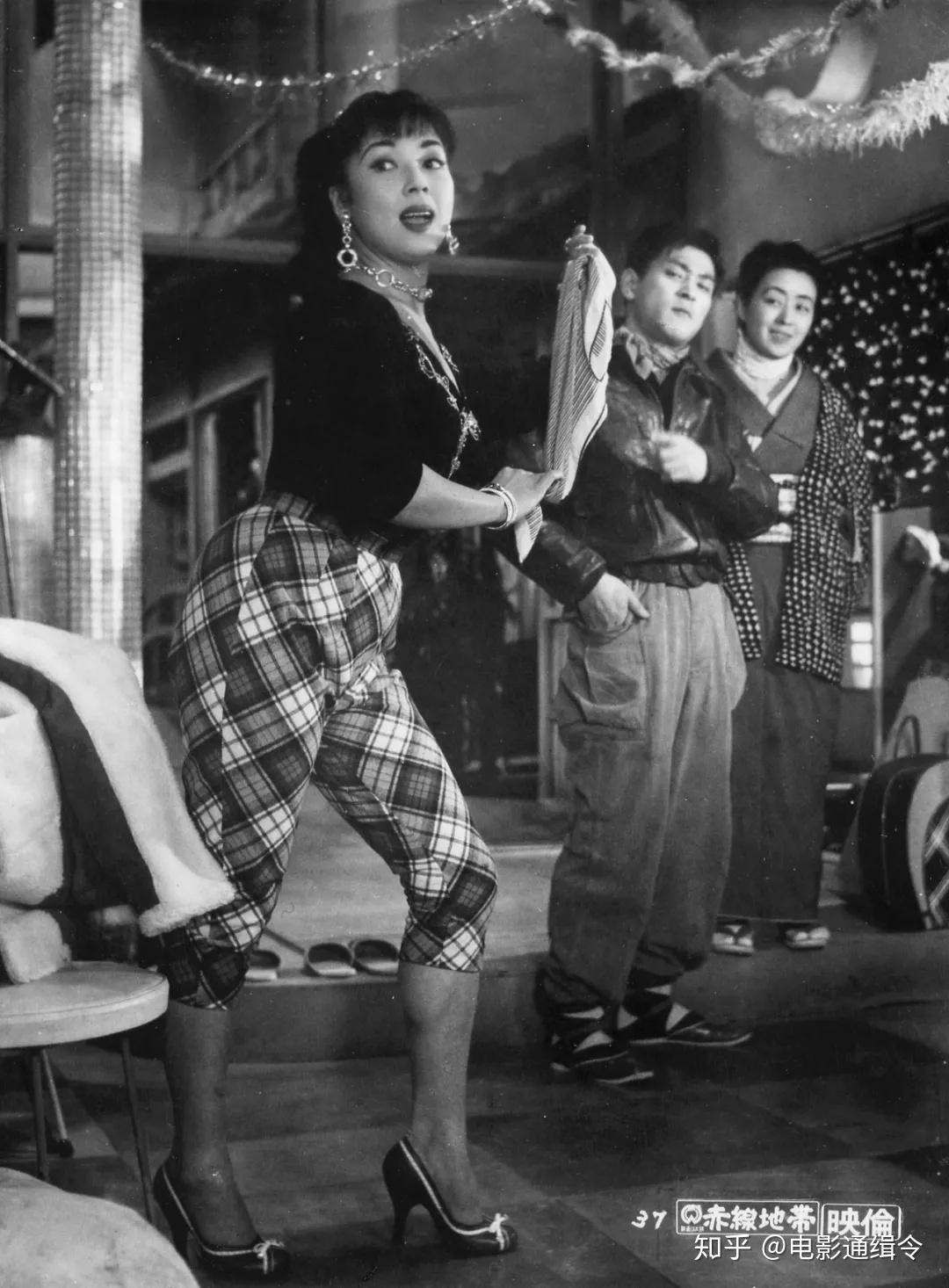 《赤线地带》在《浮草》里,她饰演的剧团老板娘则工于心计.