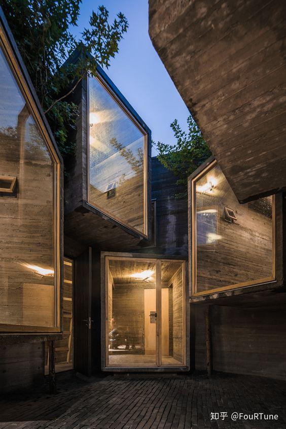 旧材新建现代夯土墙景观