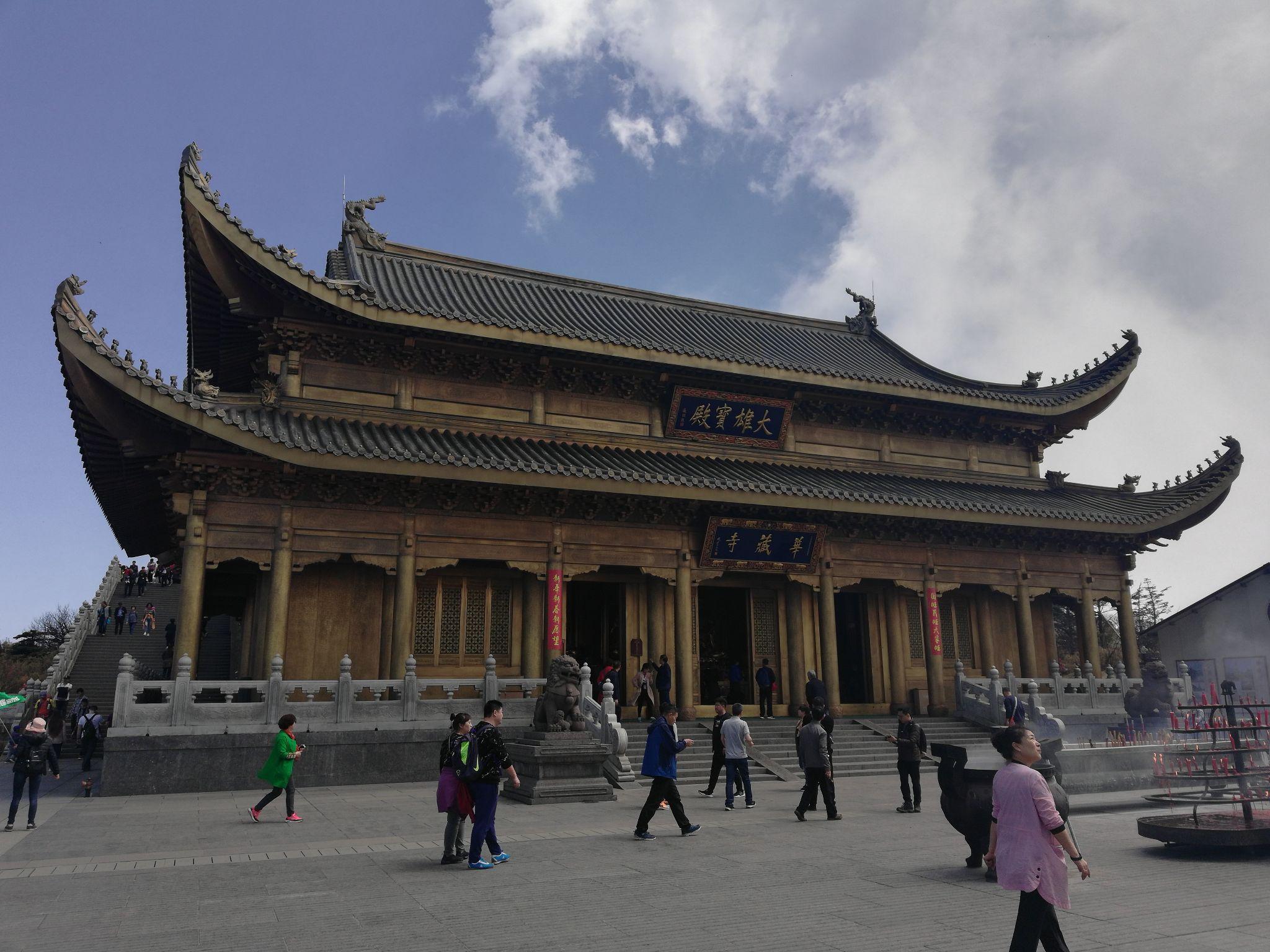 峨眉山,,对面就是小龙坎火锅,味道一级棒,据说附近还有个文殊坊小吃街