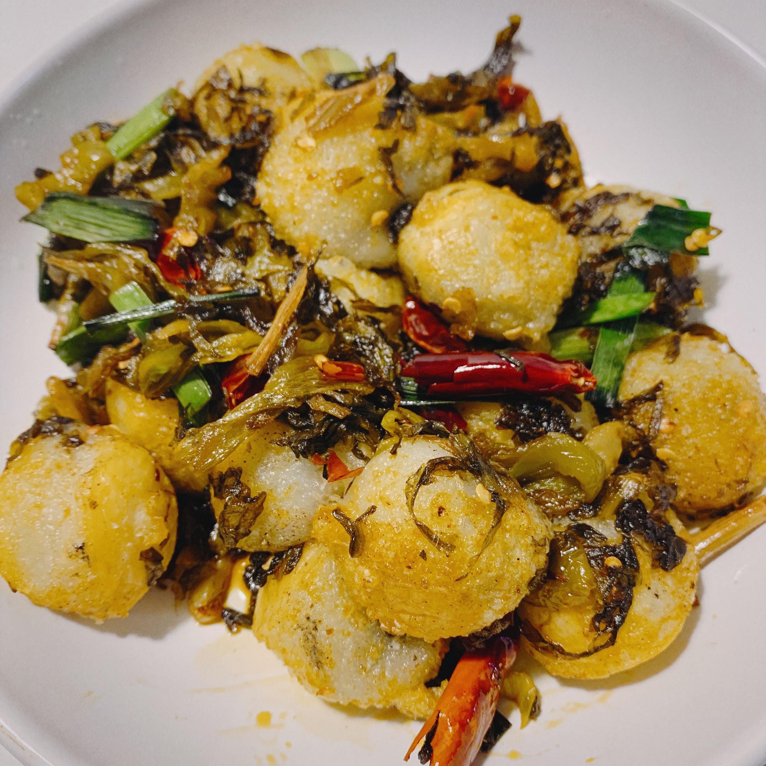 前两年出去玩,看到了一个很鬼畜的菜叫做「酸菜炒汤圆」,当时就惊了