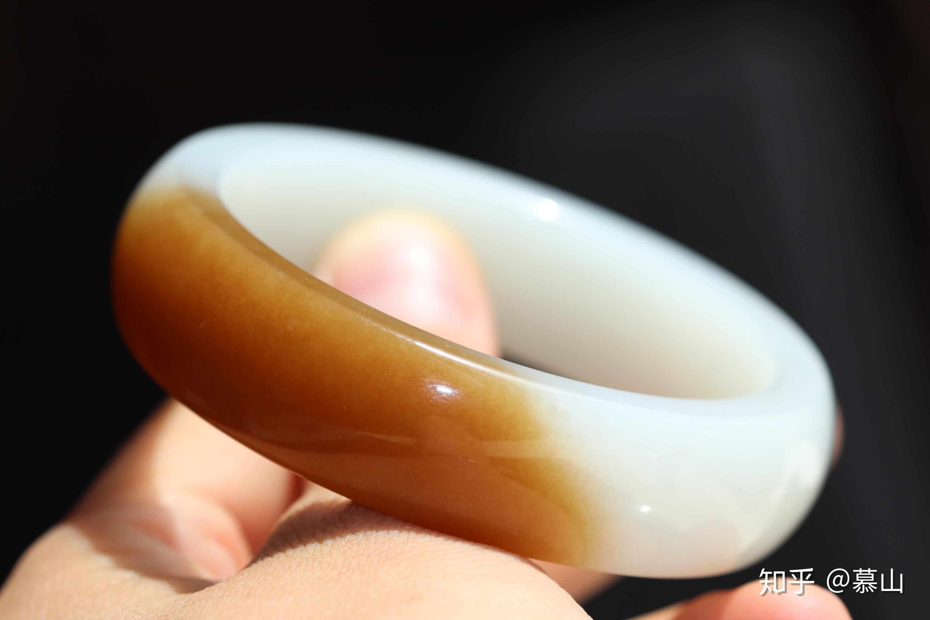 和田玉则被称为"昆山之玉",又因"昆仑玉最美在于阗"的缘故,被统称为"