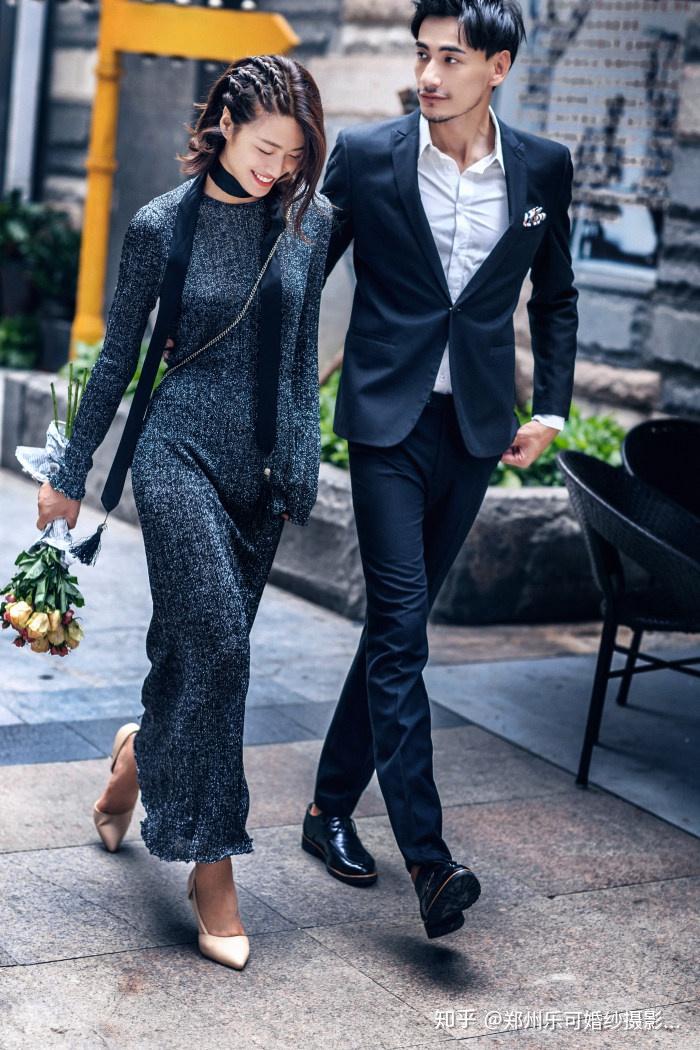 如何拍一套自然又好看的街拍婚纱照这些姿势学一下