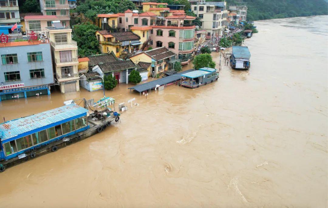 广东连日持续强降雨,致47万余万人受灾严重,清远英德被洪水浸城扛下