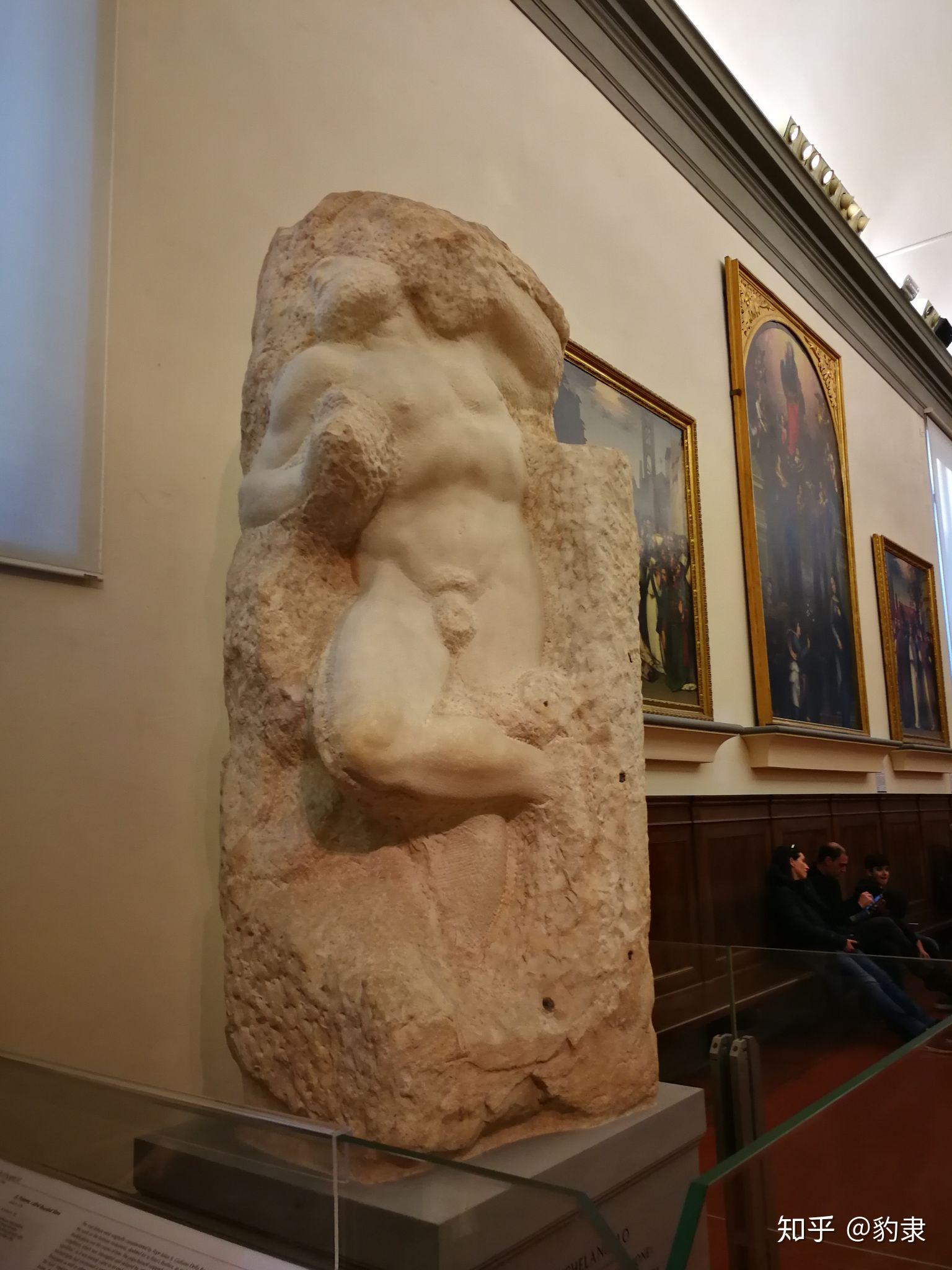 我很羡慕大卫,它被矗立在一处非常美的空间里,灰青色的柱子和白色的