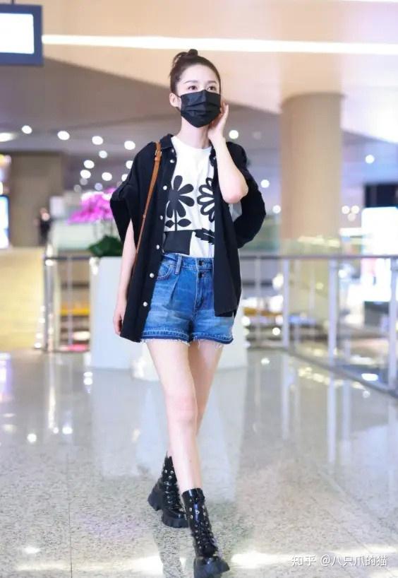 秋瓷炫带偏了于晓光俩人都穿牛仔外套于晓光歪戴帽更哈韩