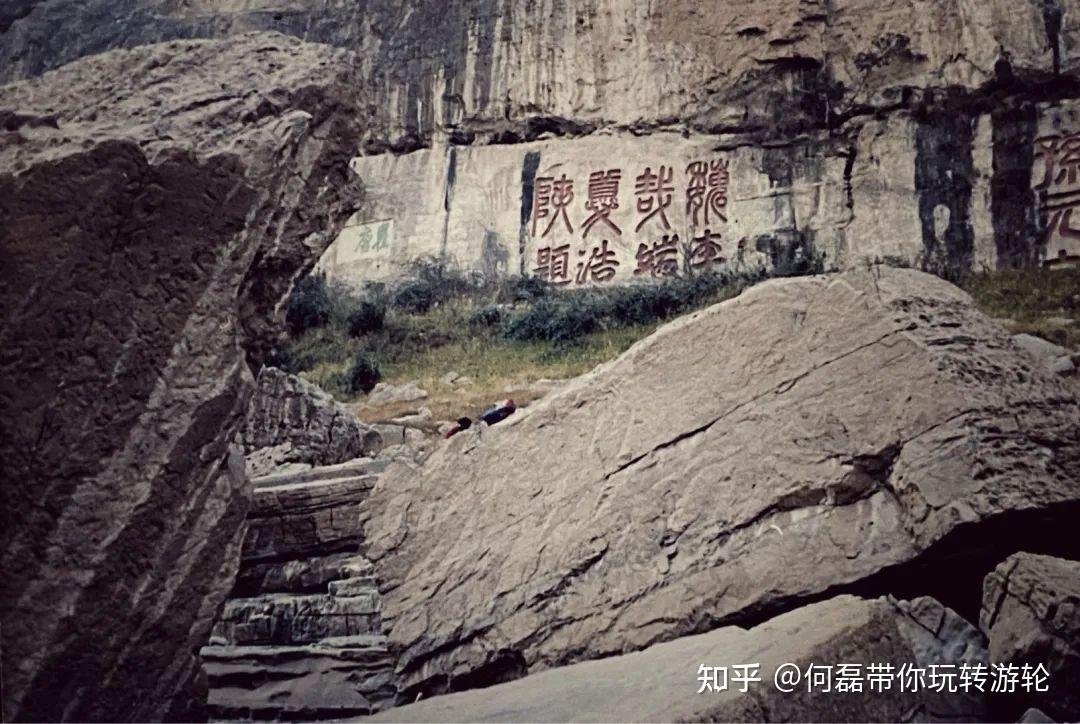 三峡蓄水前的瞿塘峡摩崖石刻夹江两座大山,像两名威武雄壮的武士,守护
