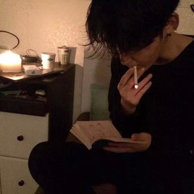 有没有很酷的抽烟男生的头像