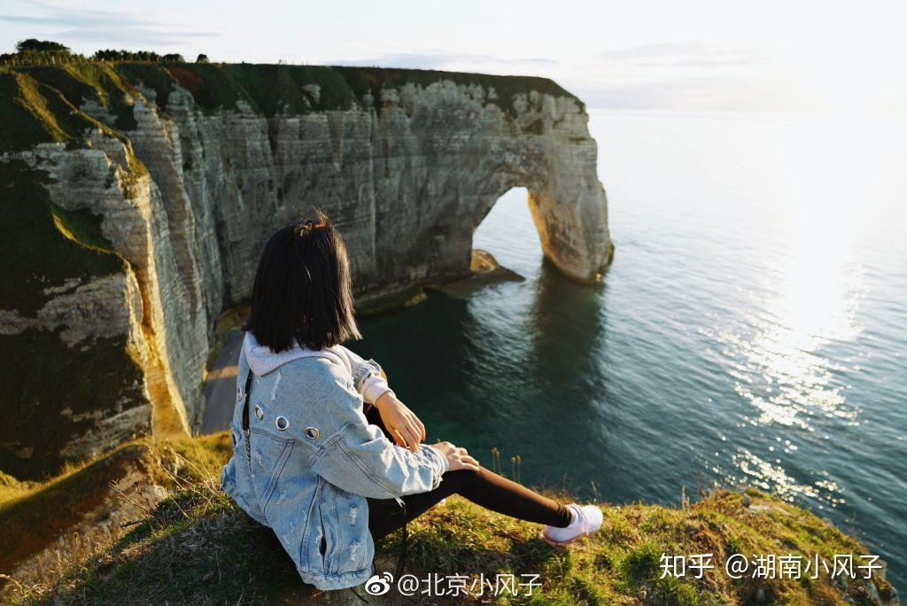 旅游穿衣服拍照技巧(出去旅游怎么穿衣服好看拍照好看)
