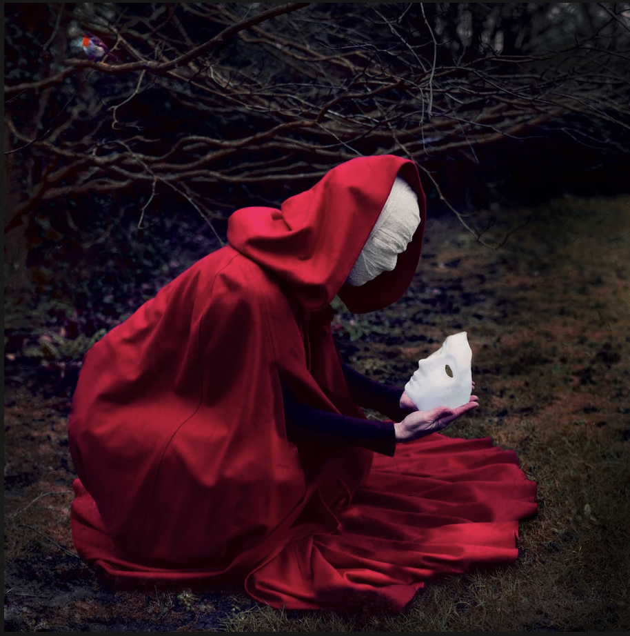 lavey说:"《红面具》(red mask)表达的是童年和成年的分界线就是当