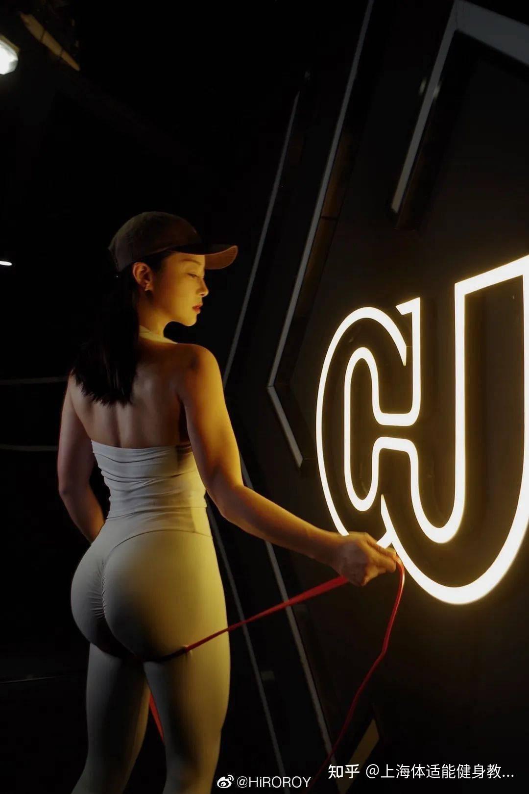 95年国产电台女主持纤细紧致的小蛮腰傲人d杯胸前凸后翘的诱惑