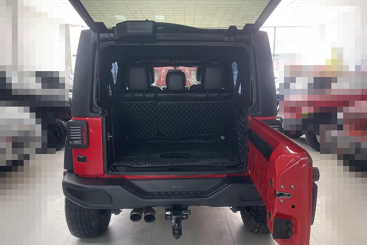 这个后备箱唯独让人不满意就是音响,相比这也是很多老款牧马人的一大