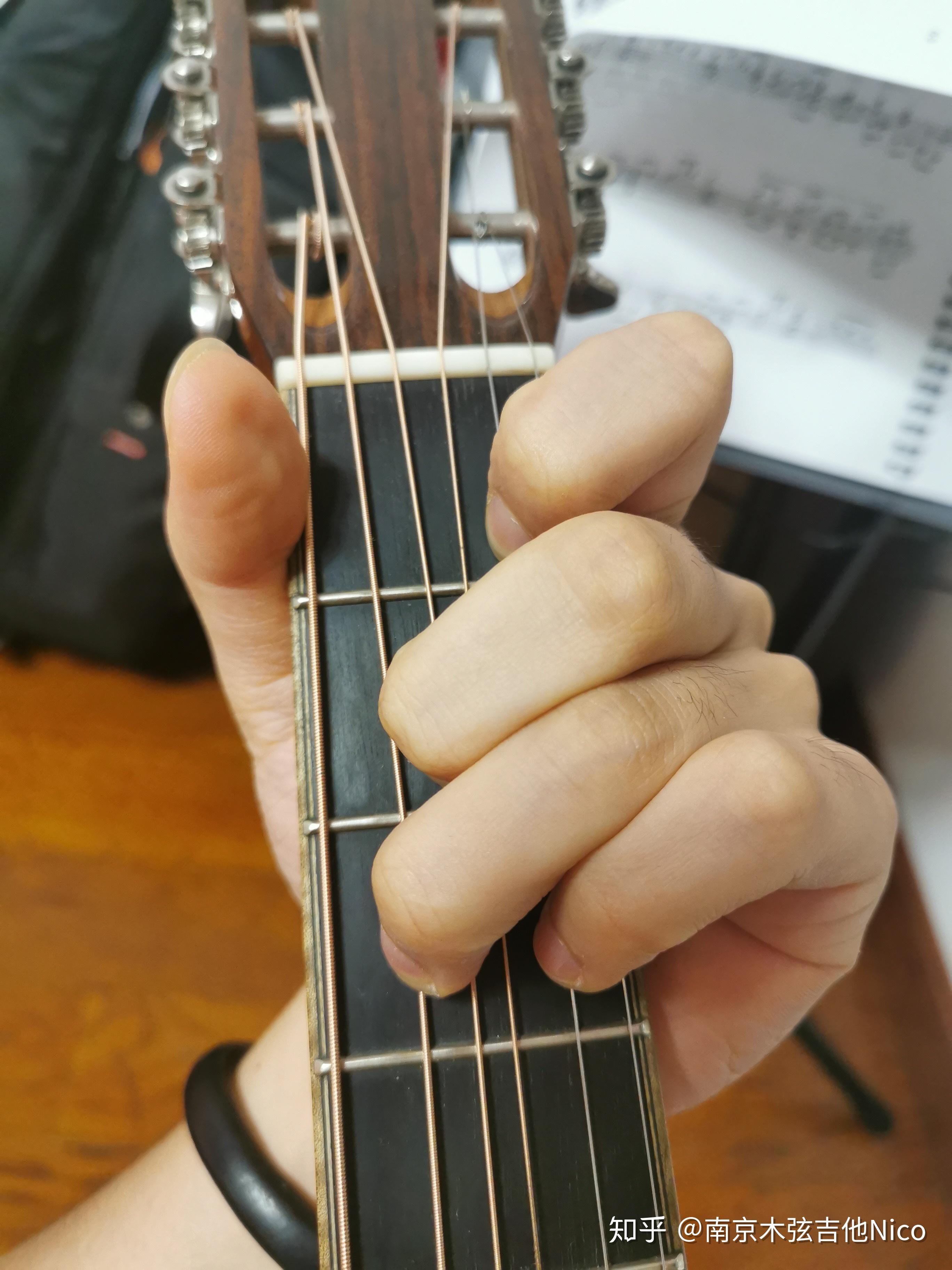 练吉他的时候左手按弦手指尖疼而且爆皮了怎么办