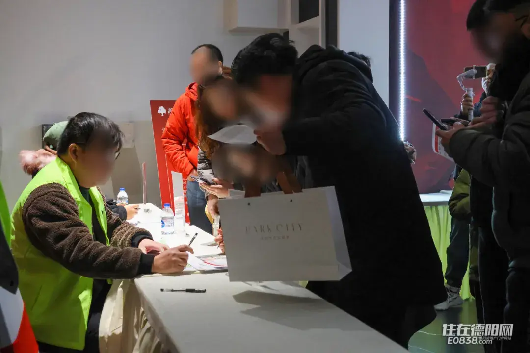 又见排队抢房!德阳新规红盘润致·公园城开盘燃爆!现场全是人人人... - 知乎