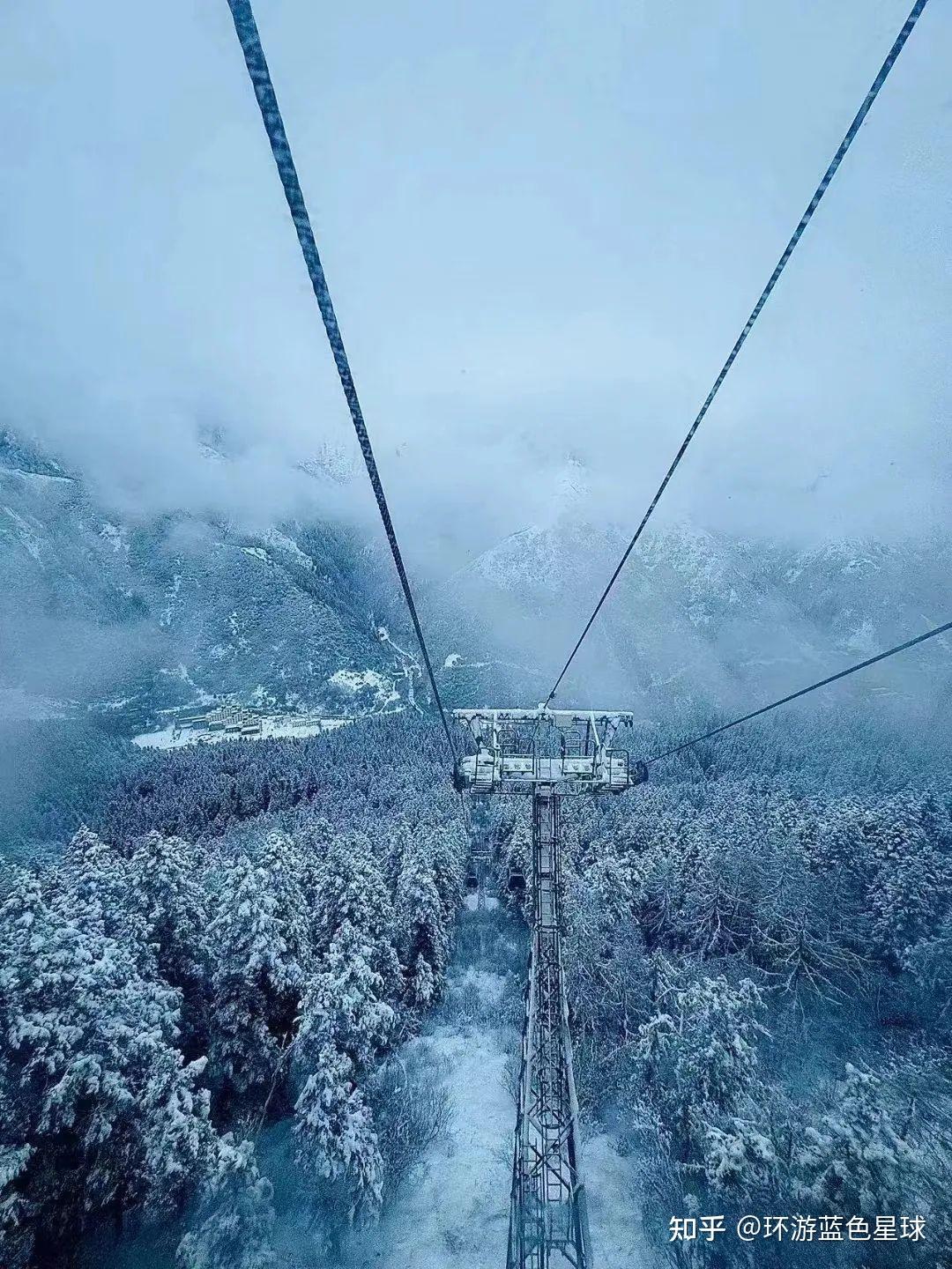 简版路线:索道上行→望龙台→黄龙古寺→五彩池→争艳彩池→娑萝映彩
