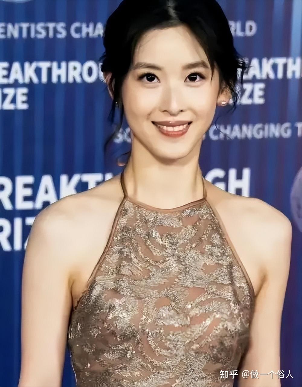 章泽天与马斯克同台,公开透露患有帕金森病,喝多了咖啡后手会抖 - 知