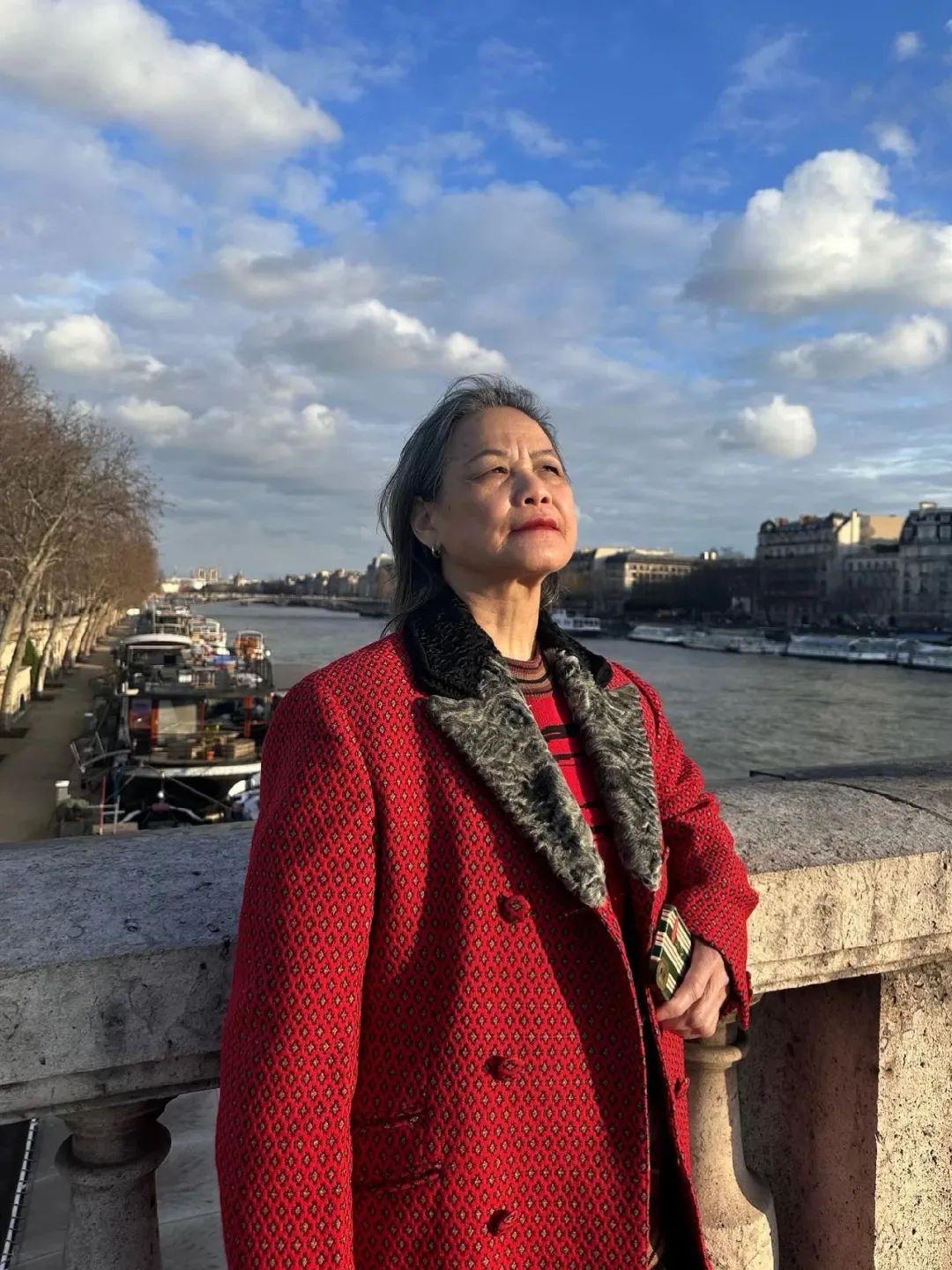 她71岁出道当时尚博主给miumiu走秀震撼巴黎