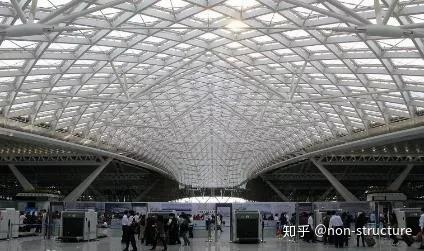 成的造型，中部最大处有一个64m跨拱形结构，采用双上弦张弦梁。广州南站