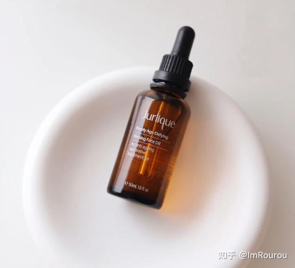 强大的海茴香提取物,是贵妇"赫莲娜绿宝瓶"系列的核心成分.