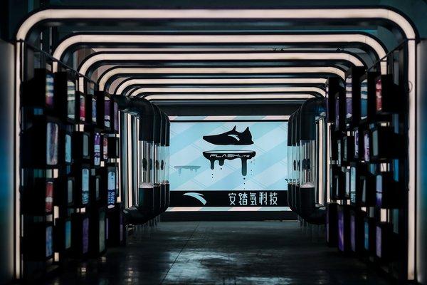 安踏推出氢科技跑鞋