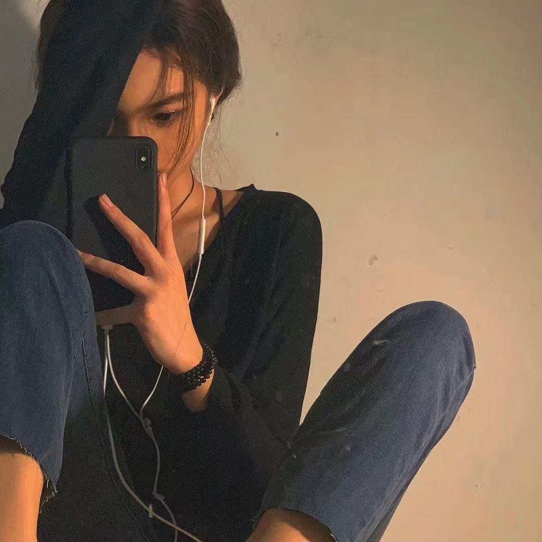 有没有冷淡风的黑色系女生头像?