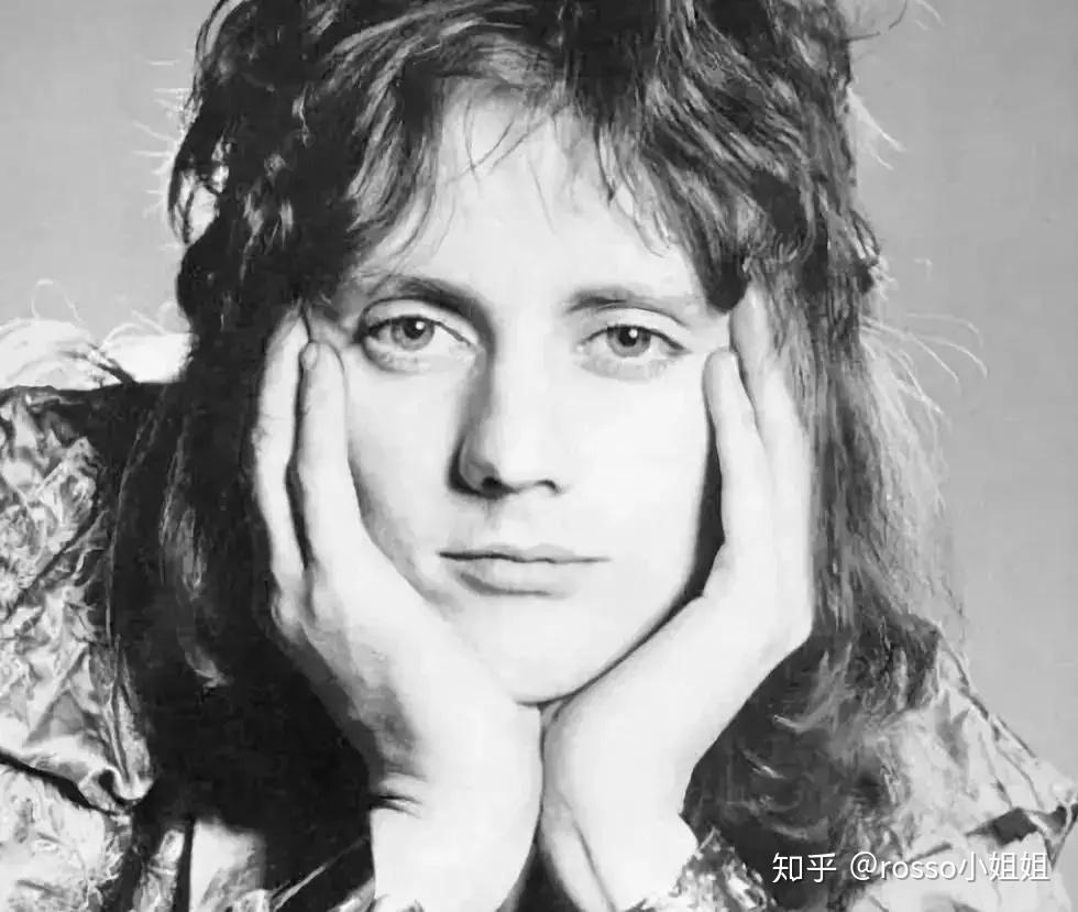 鼓手roger在伦敦大学queen mary生物学毕业,贝斯手john在伦敦大学