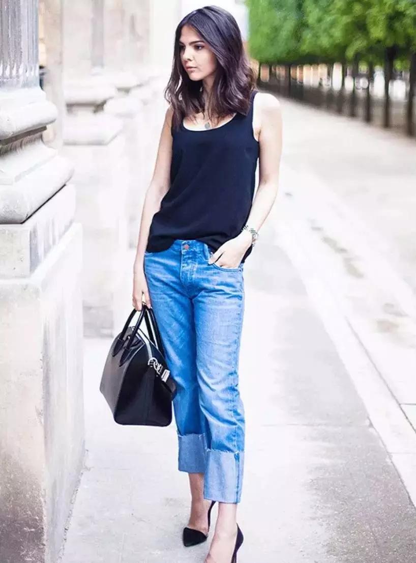 记住把背心塞在裤子里,更显大长腿.