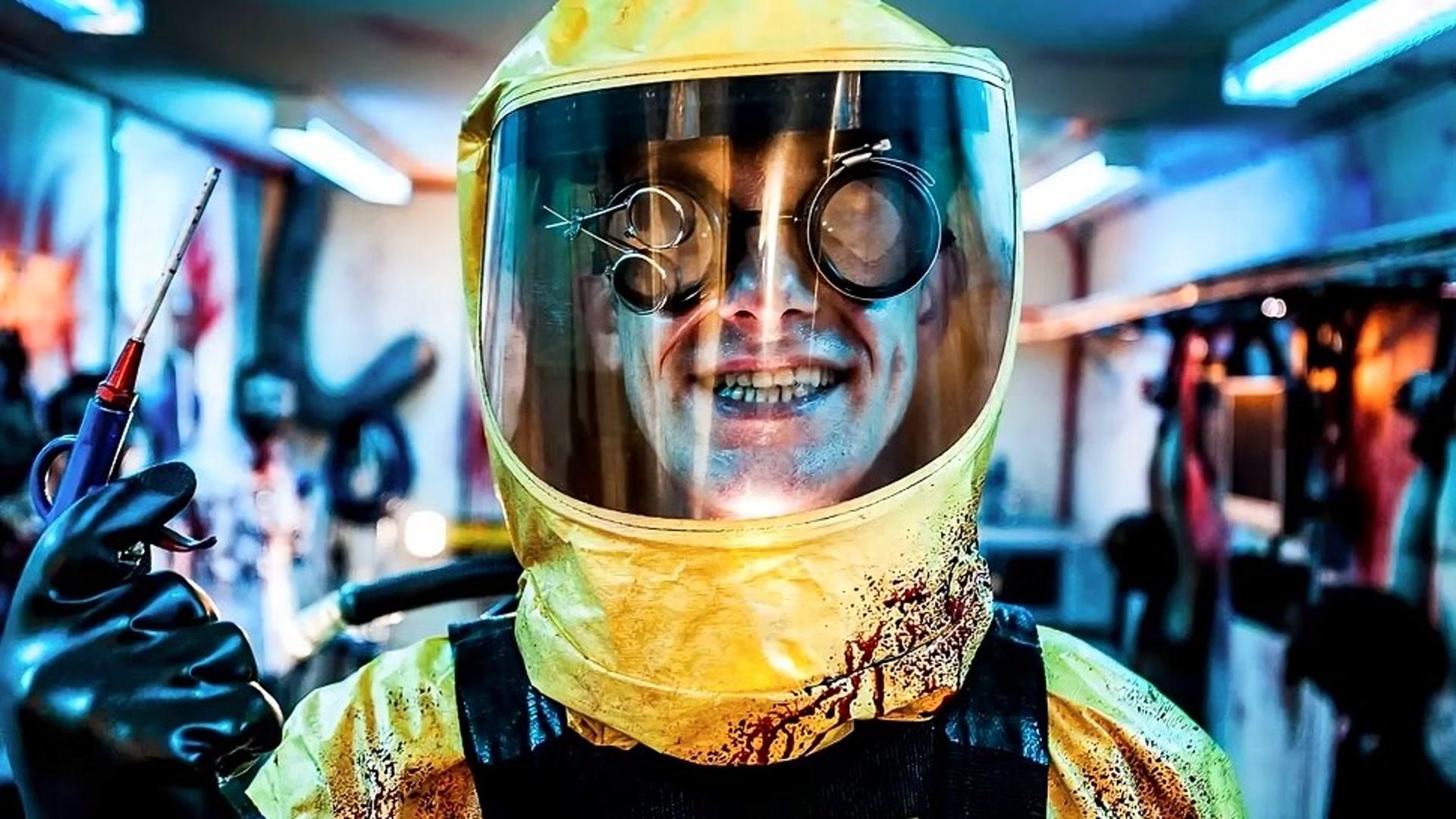 女孩被丧尸追的爬到了树上就在此时一只丧尸长颈鹿来了