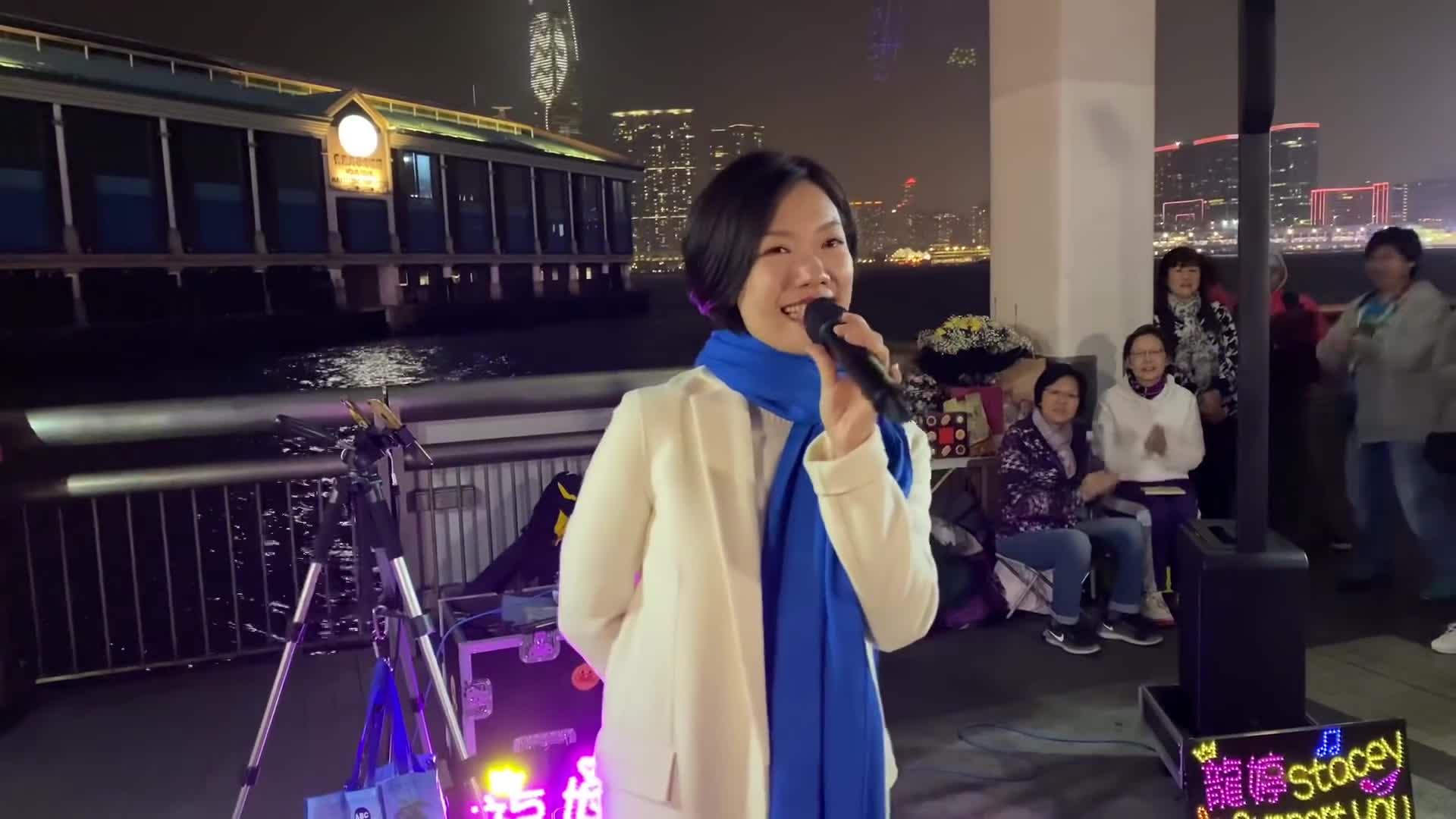 香港街头女歌手小龙女图片