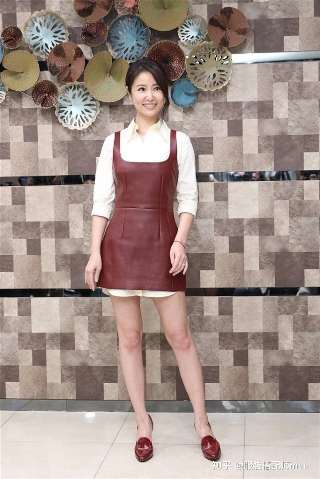林心如太会玩白衬衫配酱红色背带裙秀美腿意外美成偶像剧女主