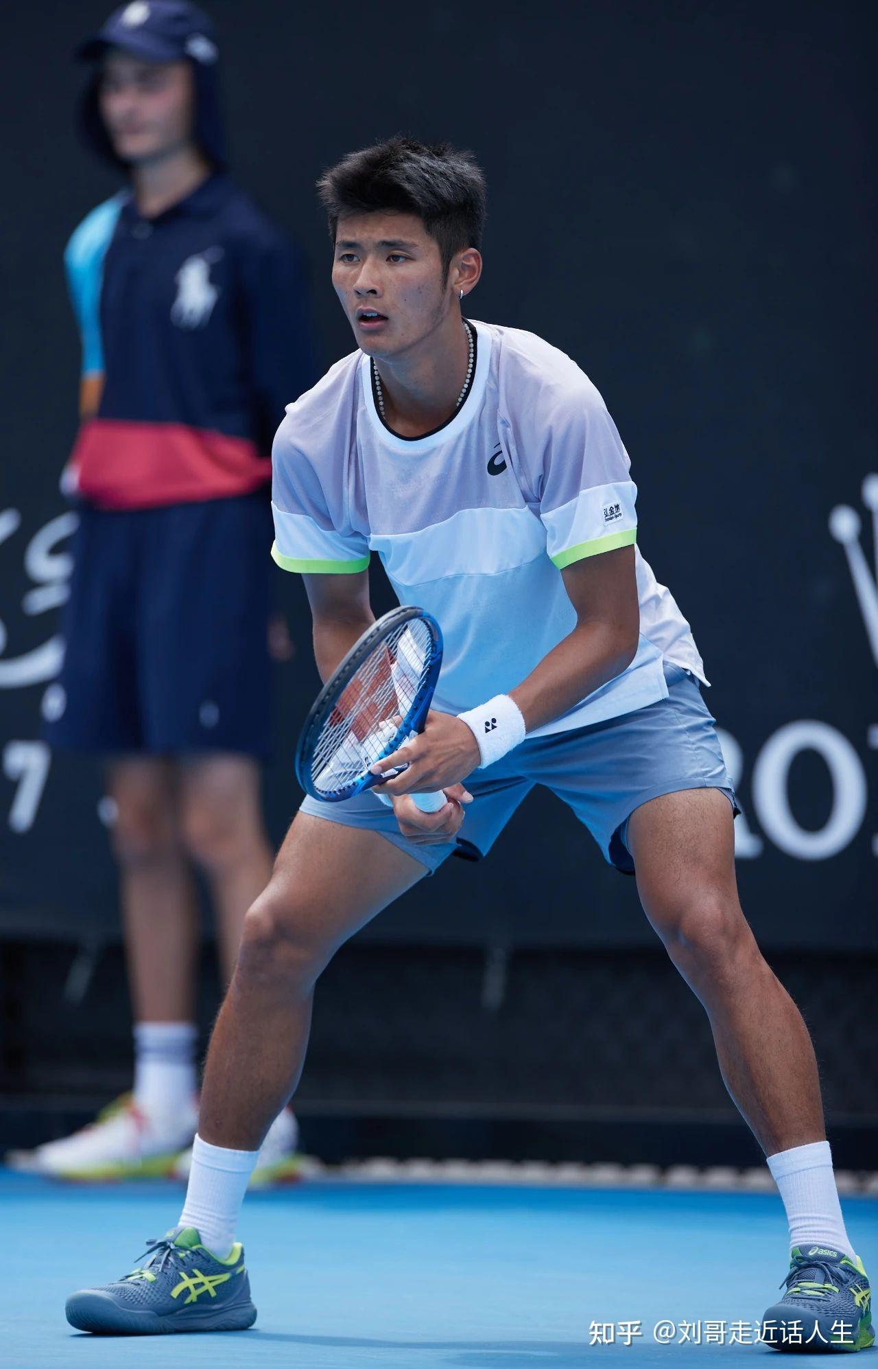 16岁的网球少年穿灰裤子实力出众,真黑皮体育生 - 知乎