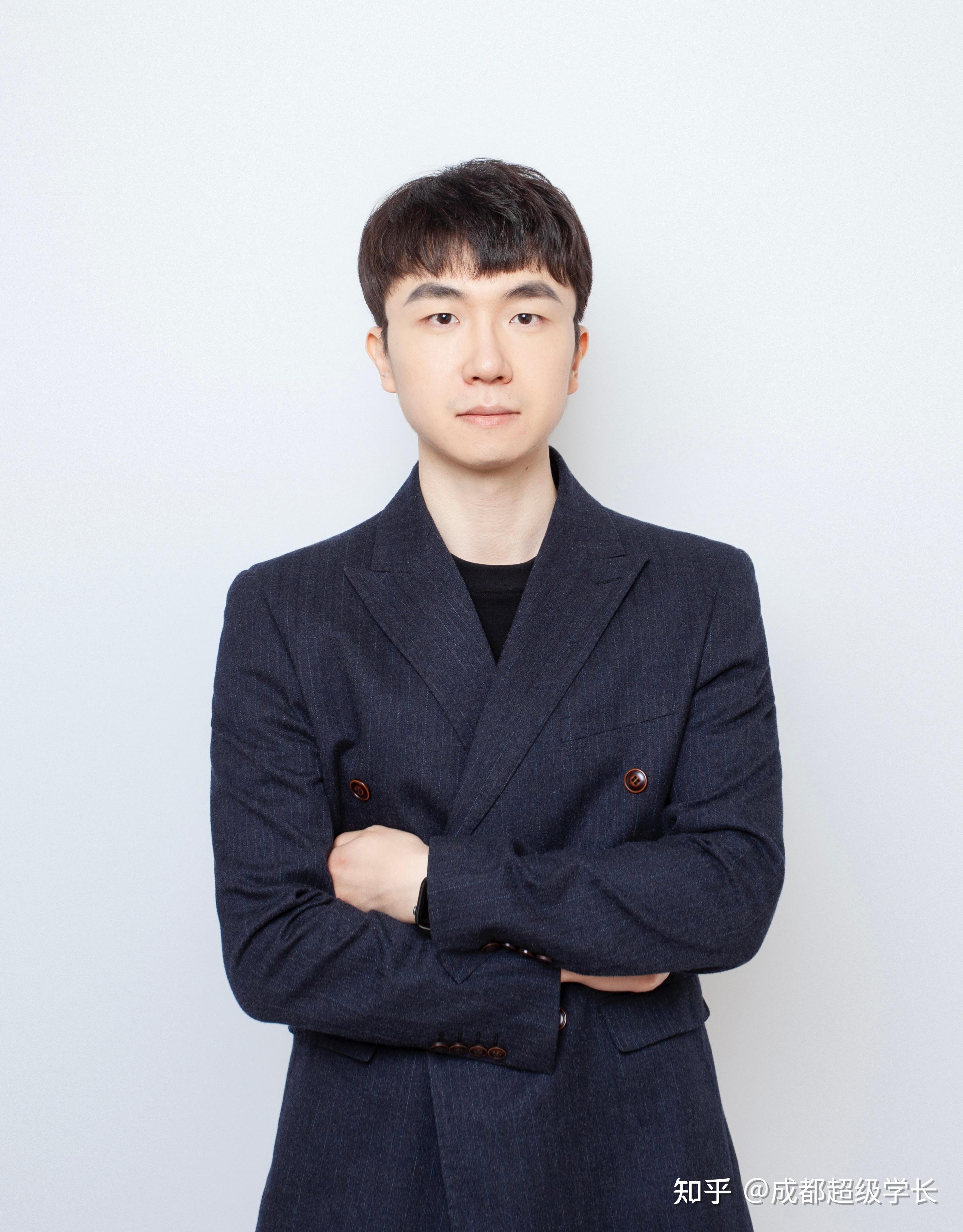 要给大家介绍的是我们成都超级学长稀有的男老师之一——王言煦老师!