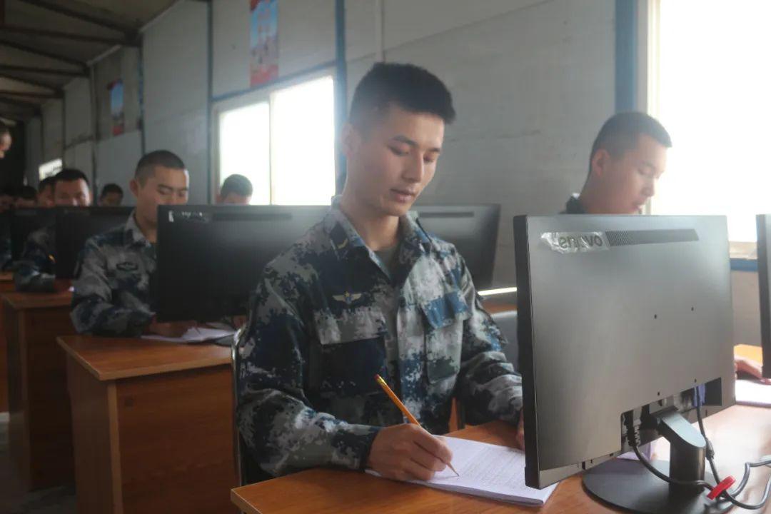 集训生活丰富多彩报务训练乏味枯燥要想成为一名合格的报务兵这只是一