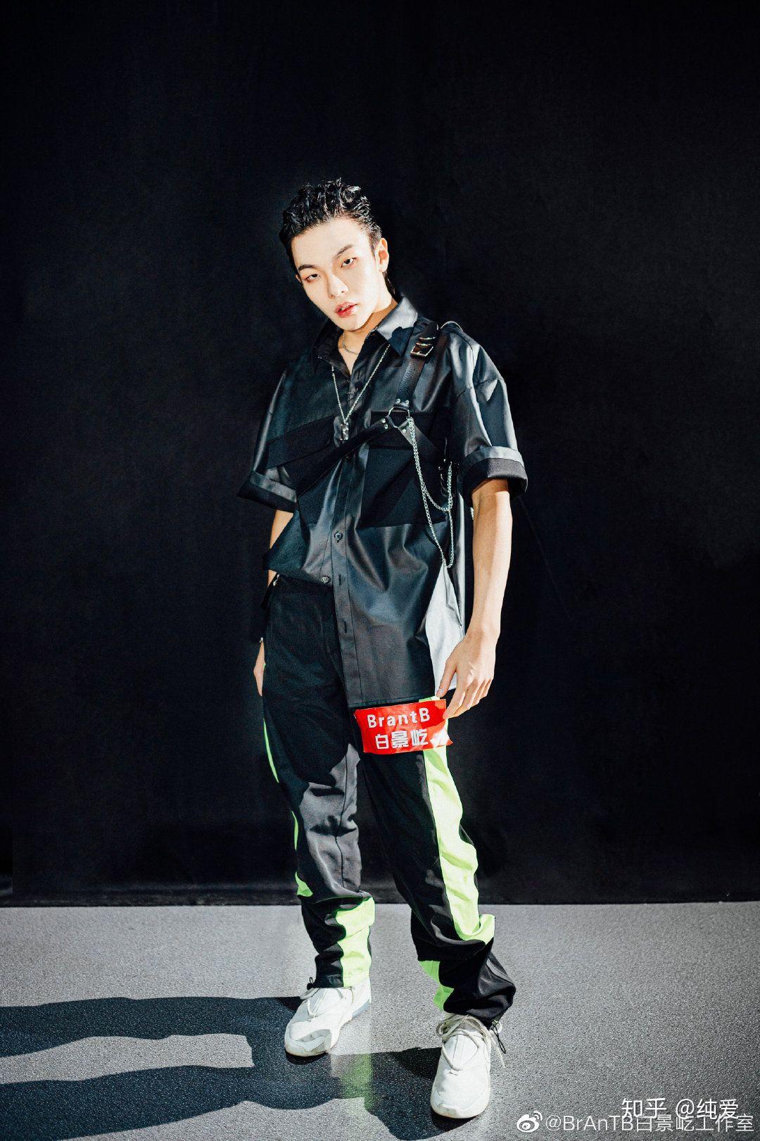 最近的照片我感觉非常再附加一下和粉丝合影吧小白帅   帅就完事这个