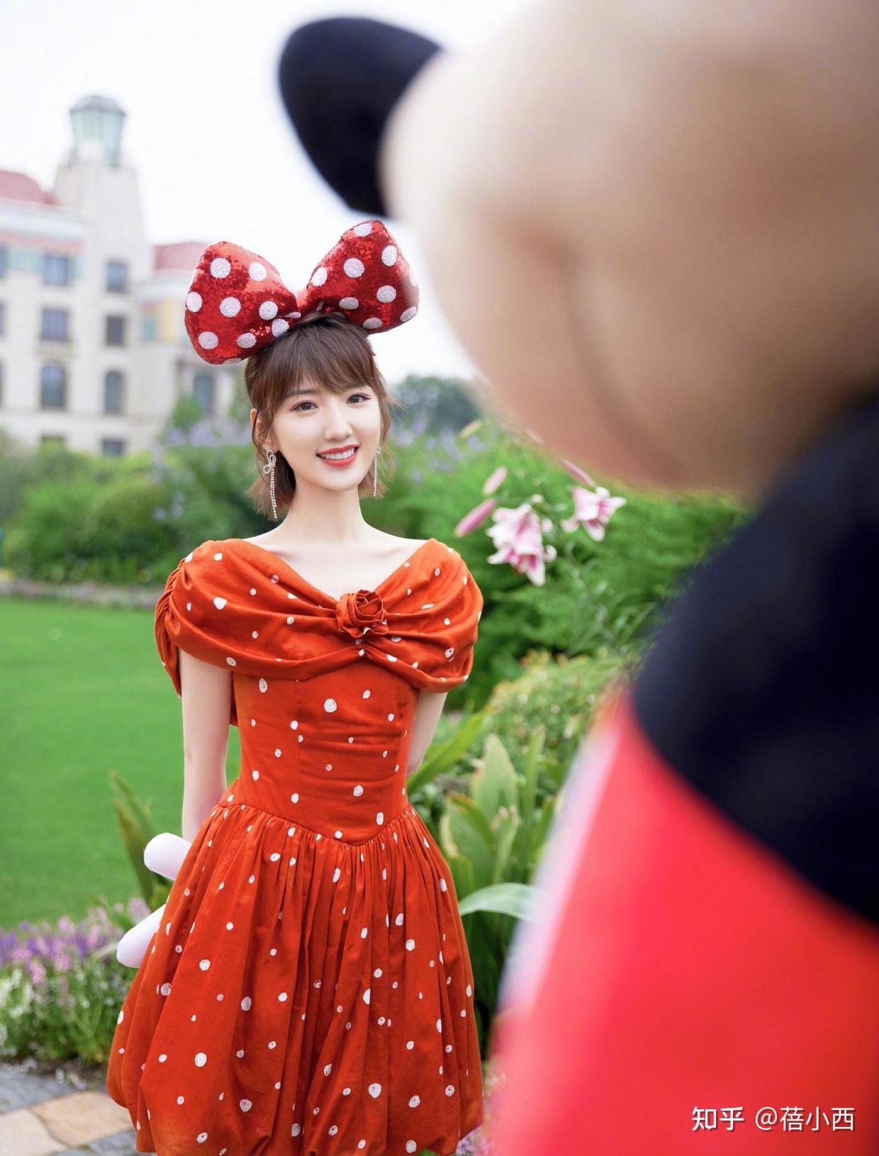 "毛晓彤"爆红后超级会穿,穿破洞t恤配半身裙,再戴金饰来提亮 - 知乎