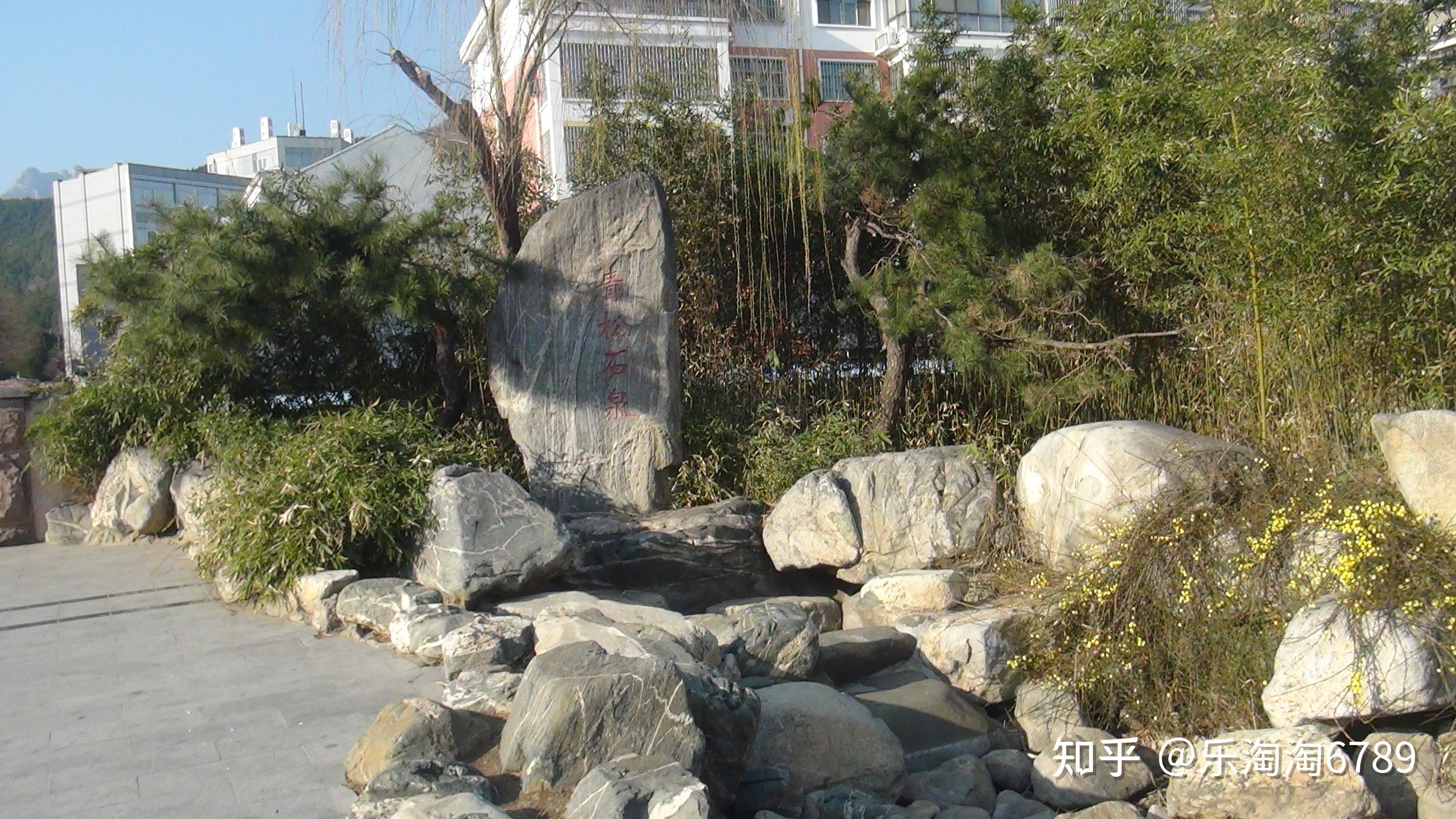 南首有天颐湖风景区,太阳部落,梦泰山啤酒城等;中段有蒿里山,三里屯文