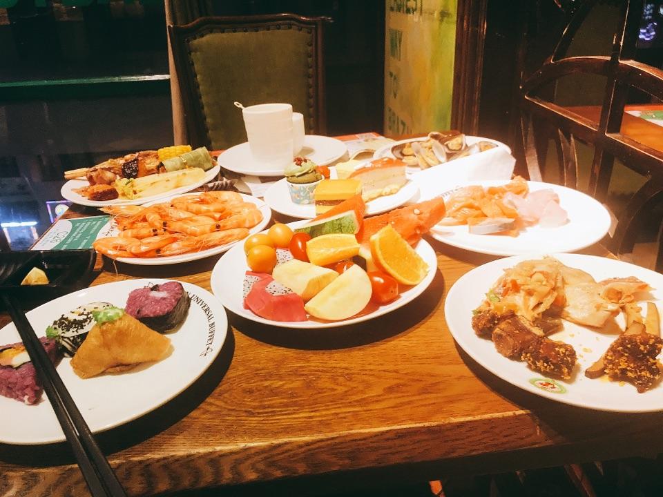 一个人吃自助餐,怎么营造出不孤单的气氛?