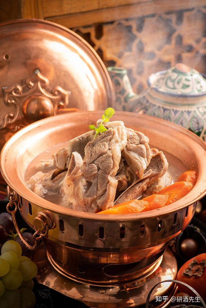 看北方牧民的一种吃法真馋人,直接炖一锅羊排或者羊腿或者肉肠,炖烂了