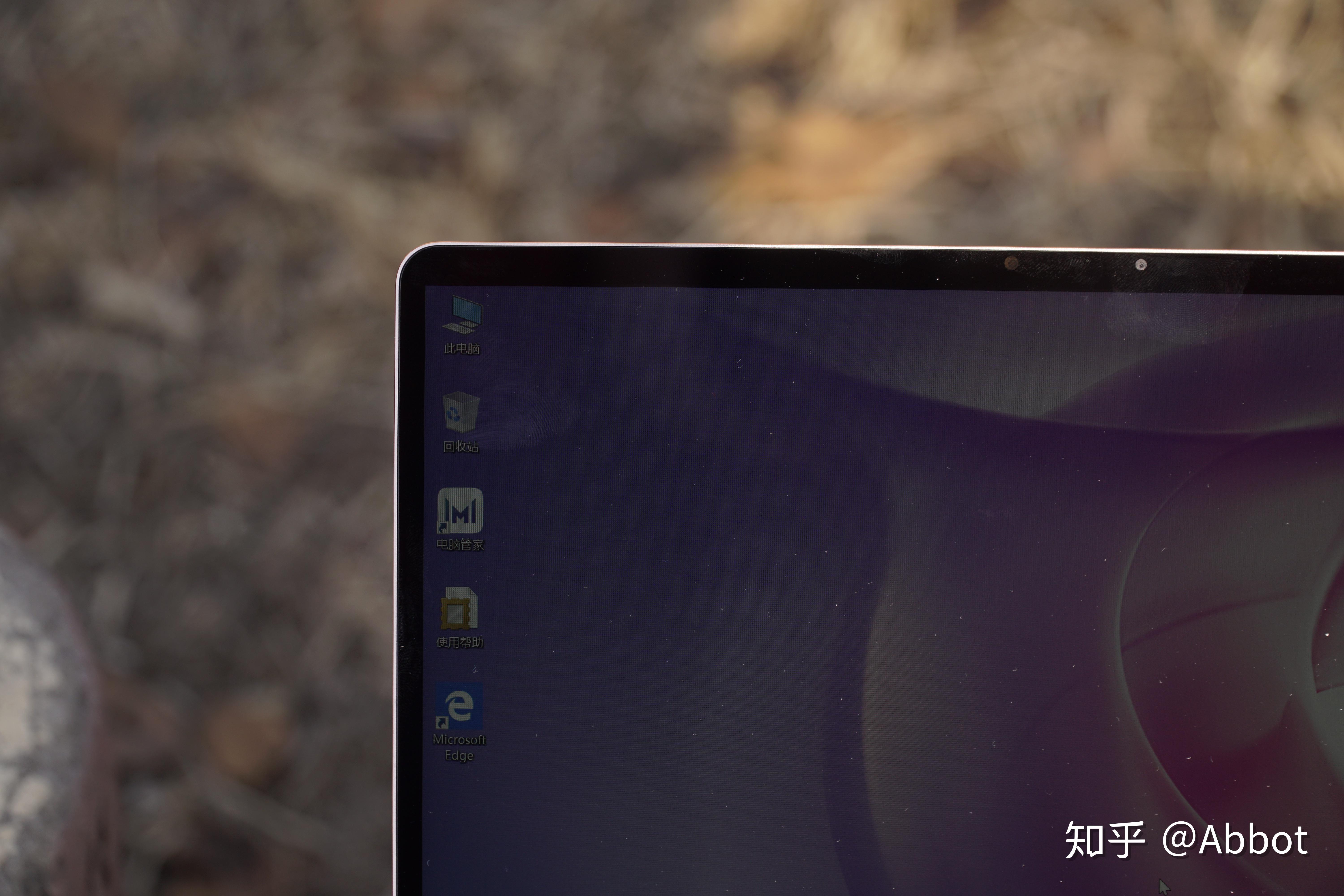 matebook13由于机身尺寸原因,并未采用matebook14的键盘隐藏摄像头