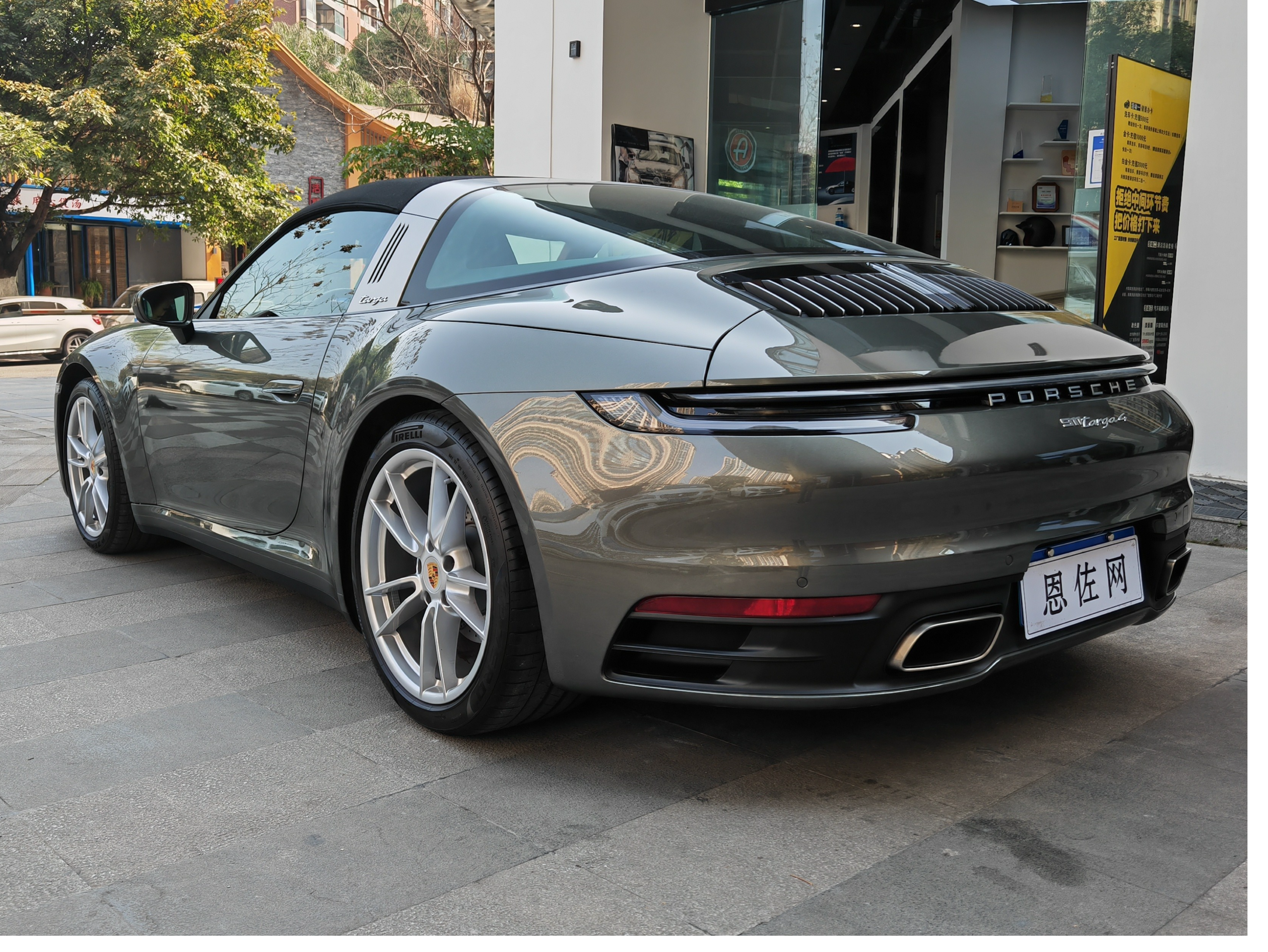 targa虽说在家族里是最优雅的车型,但在性能表现上依旧毫不含糊.