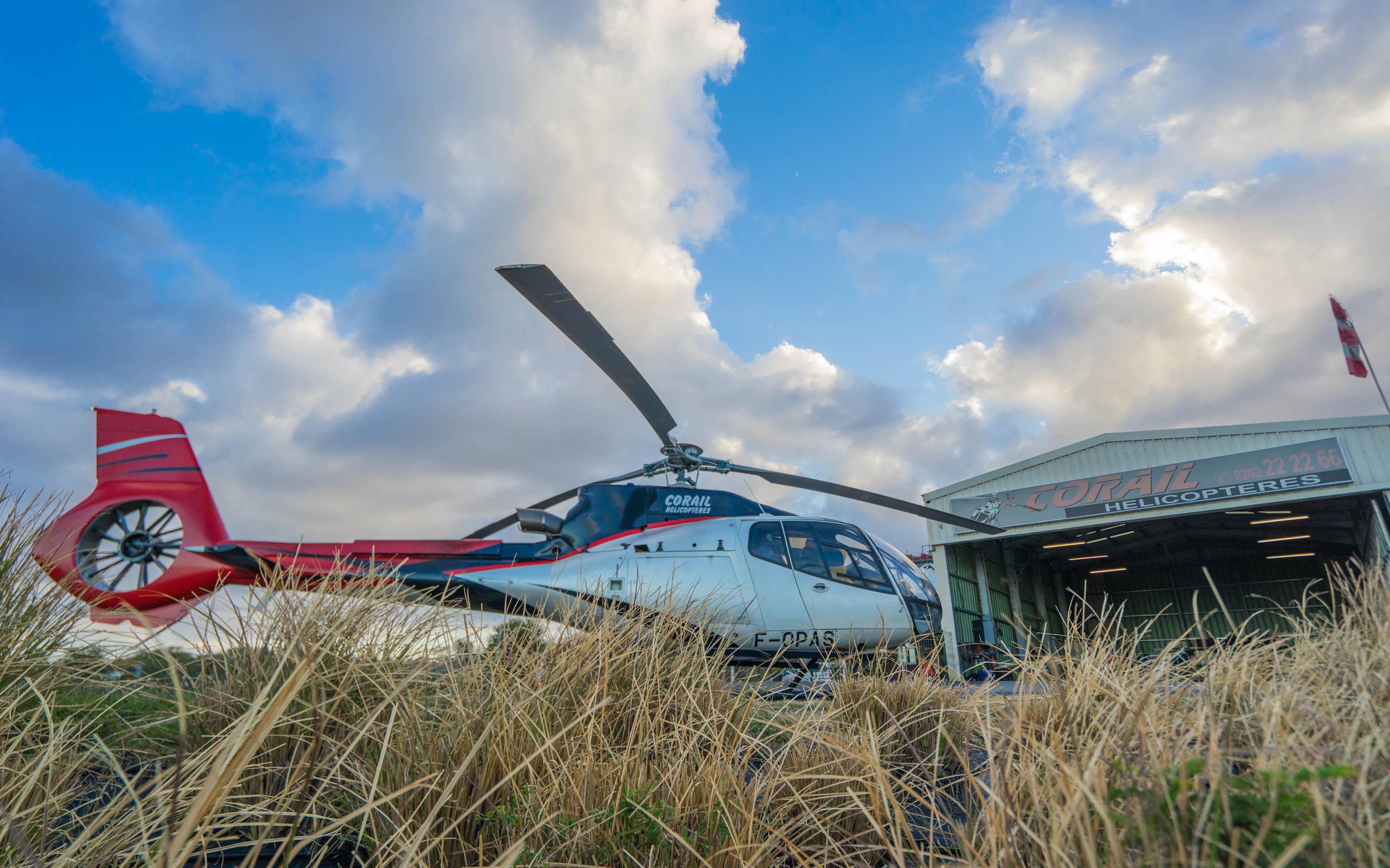 来到留尼汪岛的第一天,我选择乘坐直升机从千米高空俯瞰这座金银岛