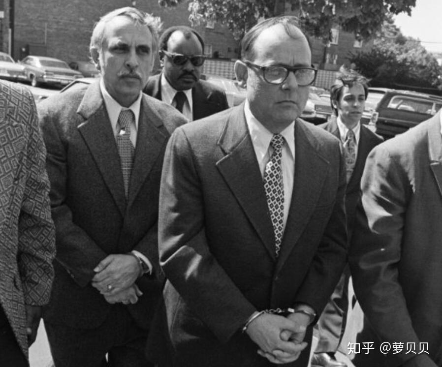 什么是水门事件 v2-f22f0c753324d3e7f191a1b1e98fe591_r.jpg